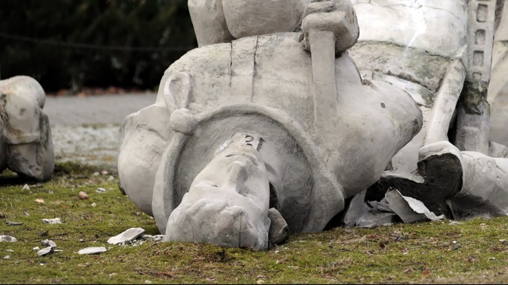 Koszalin. Pomnik Armii Radzieckiej zniszczony. Sprawca prawdopodobnie wjechał na cmentarz koparką