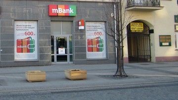 Para frankowiczów wygrała z mBankiem. "Bank przeliczał kurs waluty w dowolny sposób"