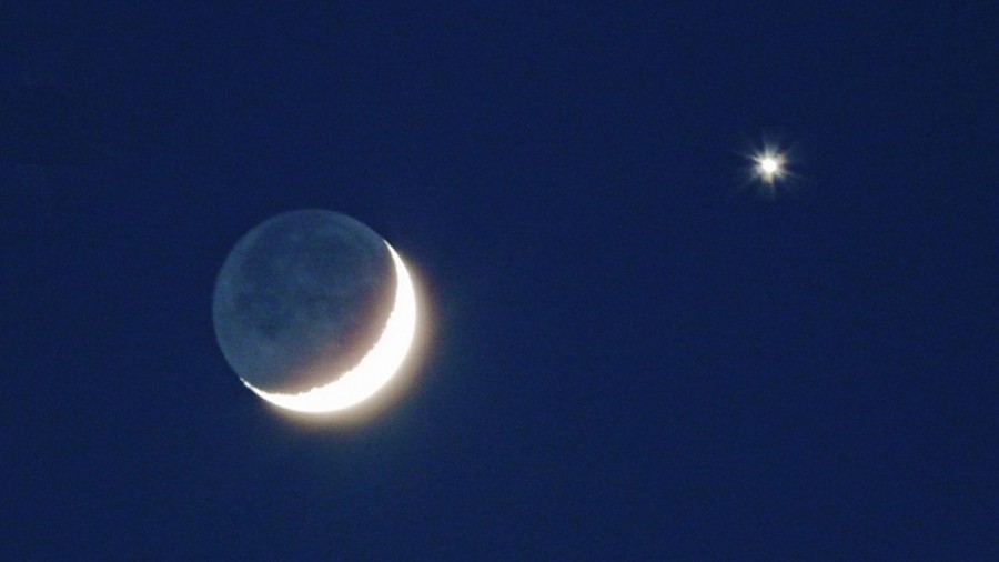 Tak będzie wyglądać sobotnie wieczorne spotkanie Księżyca i planety Wenus. Fot. Pxhere.