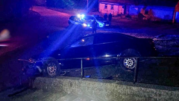 Lubuskie: pijany 30-latek uderzył autem w mur i zawisł na schodach