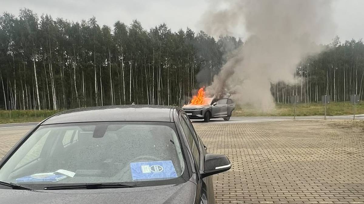 Nietypowy przebieg policyjnej interwencji. Samochód nagle stanął w płomieniach