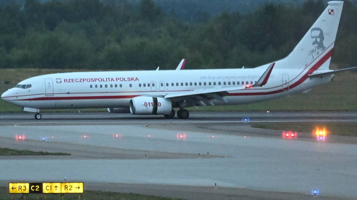 Samolot rządowy Rzeczypospolitej Polskiej kołujący po pasie startowym.