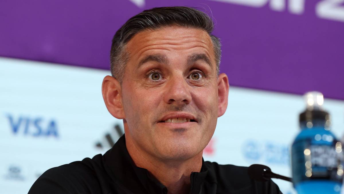 Trener John Herdman podczas konferencji prasowej przed meczem.