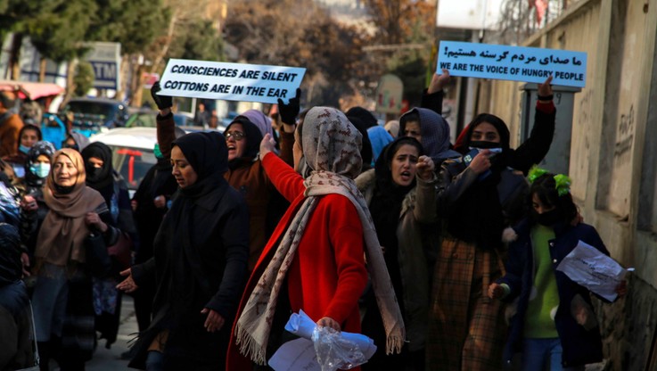 Afganistan. Protesty w Kabulu. Kobiety walczą o swoje prawa i żądają, żeby talibowie nie zabijali