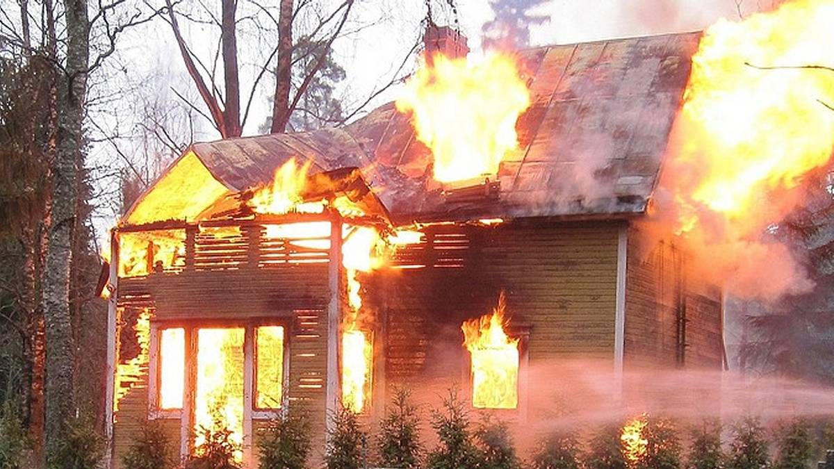 Pożar domu po uderzeniu pioruna. Fot. Pixabay.
