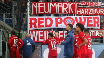 Obraźliwe transparenty, przerwany mecz i protest piłkarzy. Kuriozalna sytuacja w Bundeslidze
