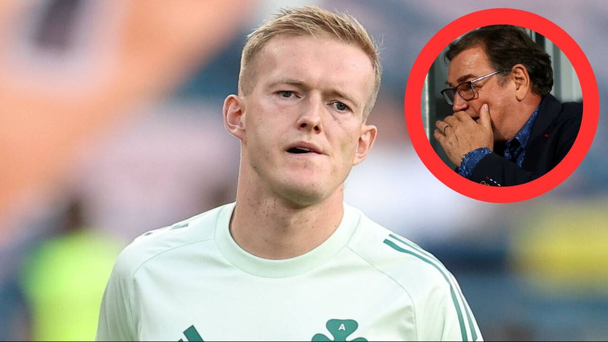 Portret młodego piłkarza w białej koszulce sportowej na rozmytym tle stadionu. W prawym górnym rogu widoczny okrąg z portretem starszego mężczyzny w okularach.