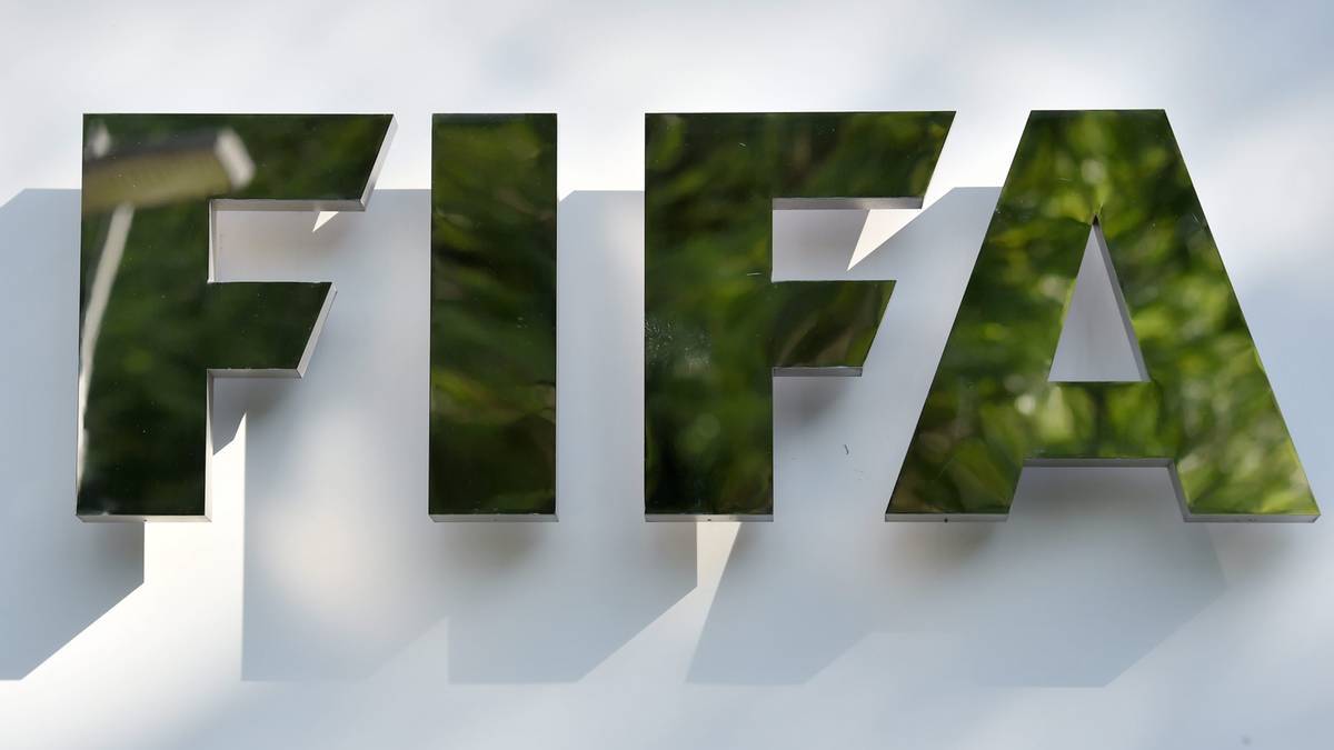 Logo FIFA z zielonymi odbiciami w tle