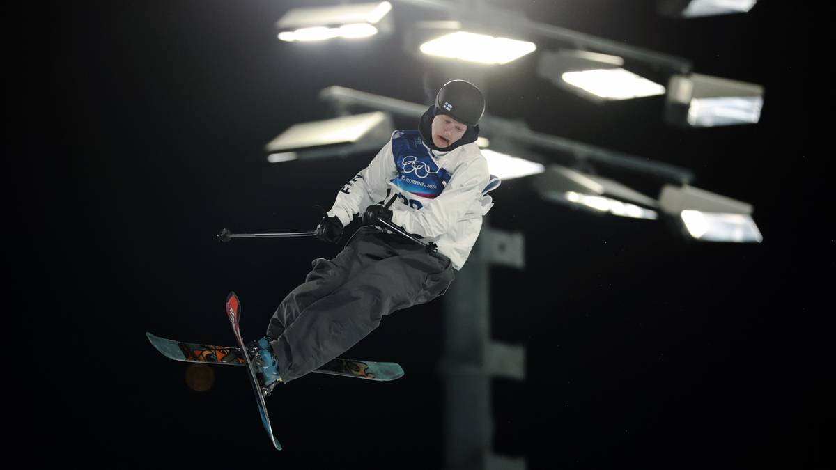 Narciarz w powietrzu podczas skoku Big Air, oświetlony reflektorami.