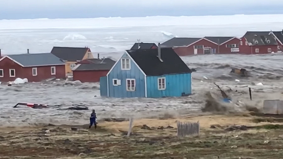 Tsunami w osadzie Nuugaatsiaq na Grenlandii w czerwcu 2017 roku. Fot. YouTube / Anguteq Larsen.