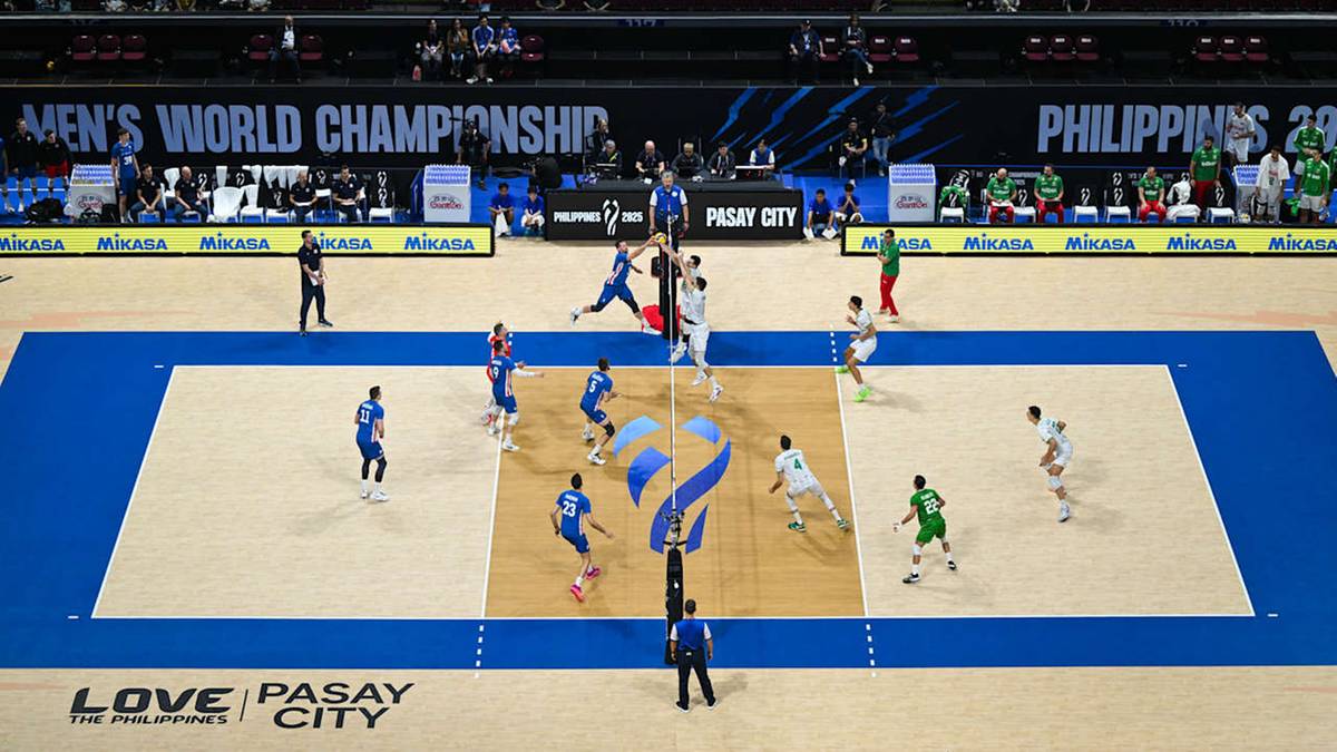 Drużyny siatkarskie Czech i Bułgarii rywalizują na boisku podczas meczu Męskich Mistrzostw Świata 2023 na Filipinach.