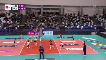 Siatkarze ITA TOOLS Stal Mielec i LOTTO Chemik Police w trakcie meczu, widoczny wynik na tablicy.