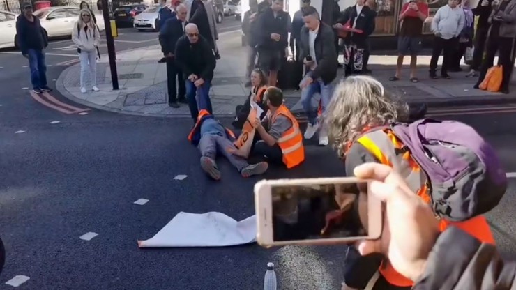 Londyn: Aktywiści blokują ulice, domagają się "końca ropy". Kierowcy wzięli sprawy we własne ręce