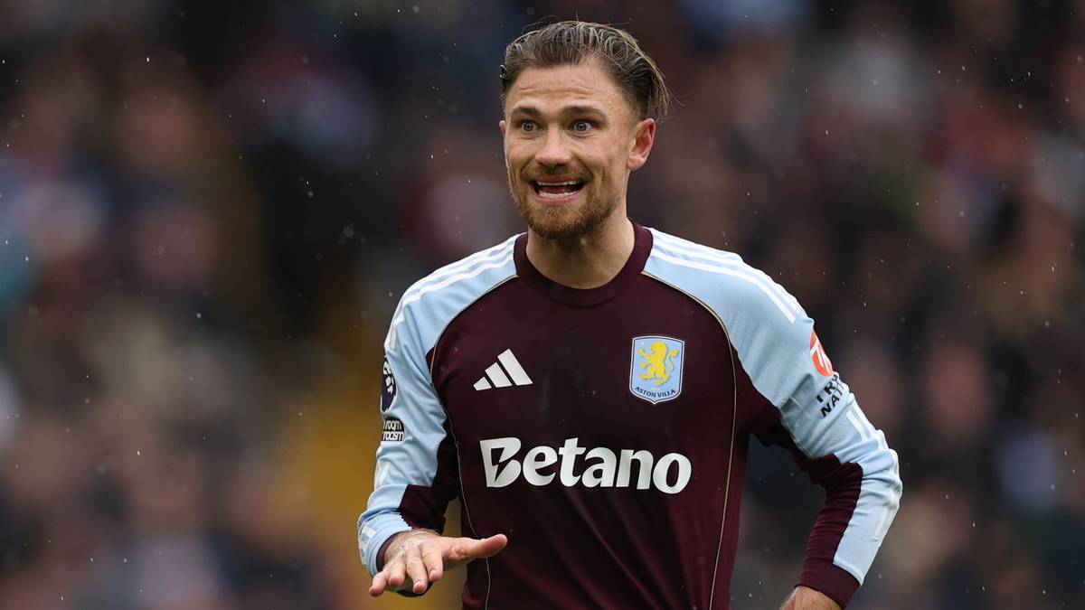 Dwóch piłkarzy Aston Villi na boisku.