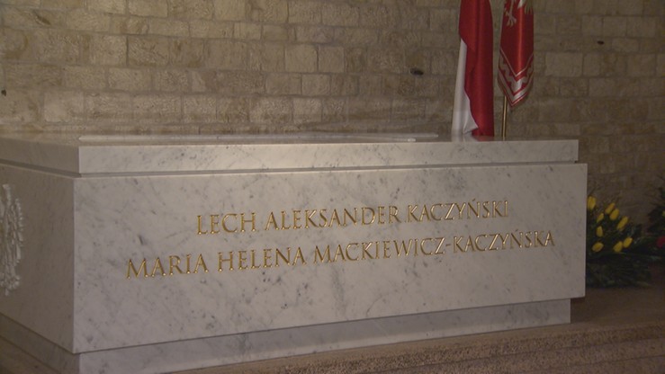 Prezes Kaczyński i premier Morawiecki na Wawelu. Odwiedzili grób pary prezydenckiej