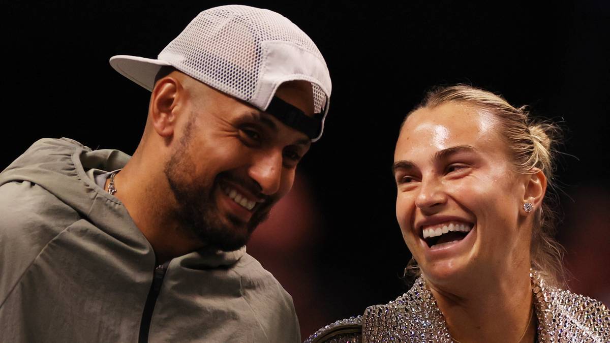 Aryna Sabalenka i Nick Kyrgios uśmiechają się do siebie po meczu pokazowym.
