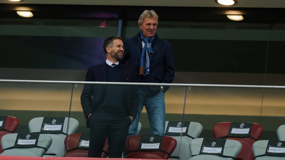 Dw&oacute;ch mężczyzn stojących na trybunach stadionu sportowego