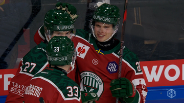 Trzech hokeistów w strojach Frölundy świętuje zwycięstwo, jeden z nich uśmiecha się do kamery.