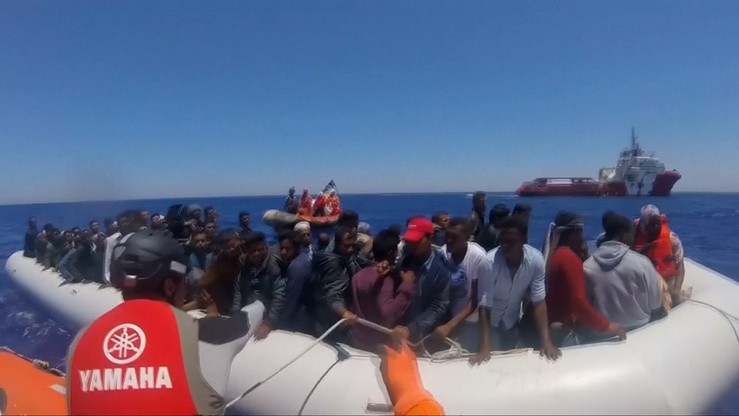 800 migrantów uratowanych na Morzu Śródziemnym. "Byłbym bardziej dumny z Europy, gdyby przywożono ich nie tylko do Włoch"
