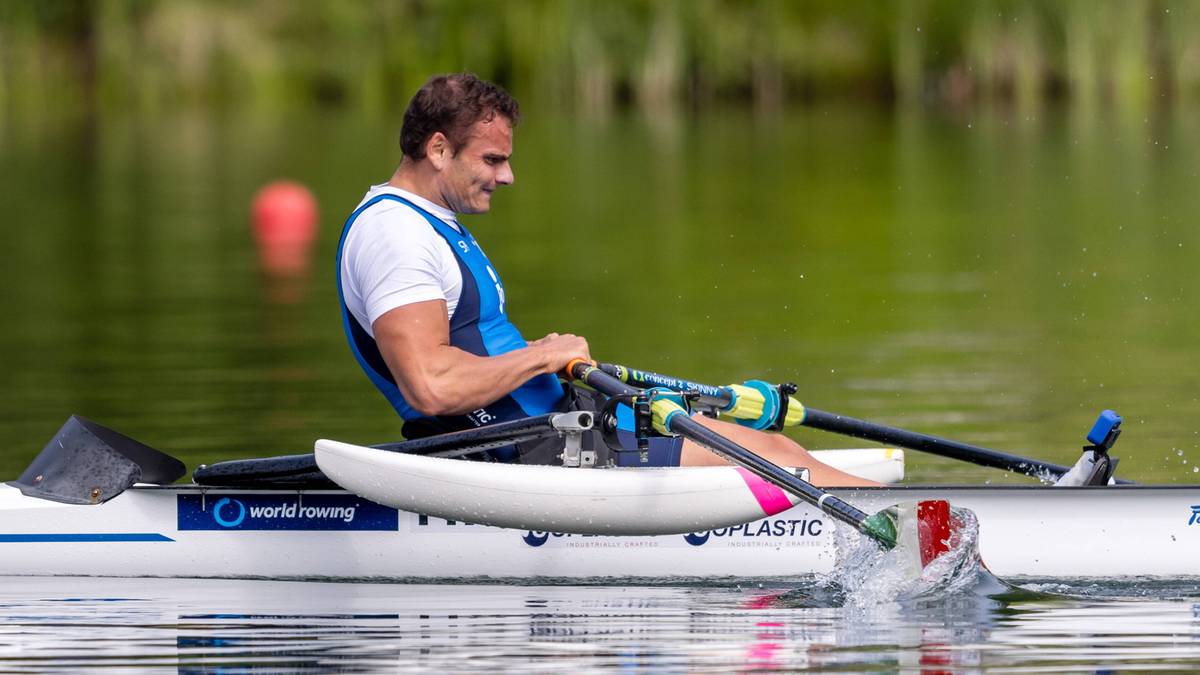 Mężczyzna wiosłuje w łodzi podczas zawodów.