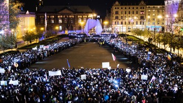 W Poznaniu wiec poparcia dla nauczycieli. Ułożono wykrzyknik ze światła i zatańczono poloneza