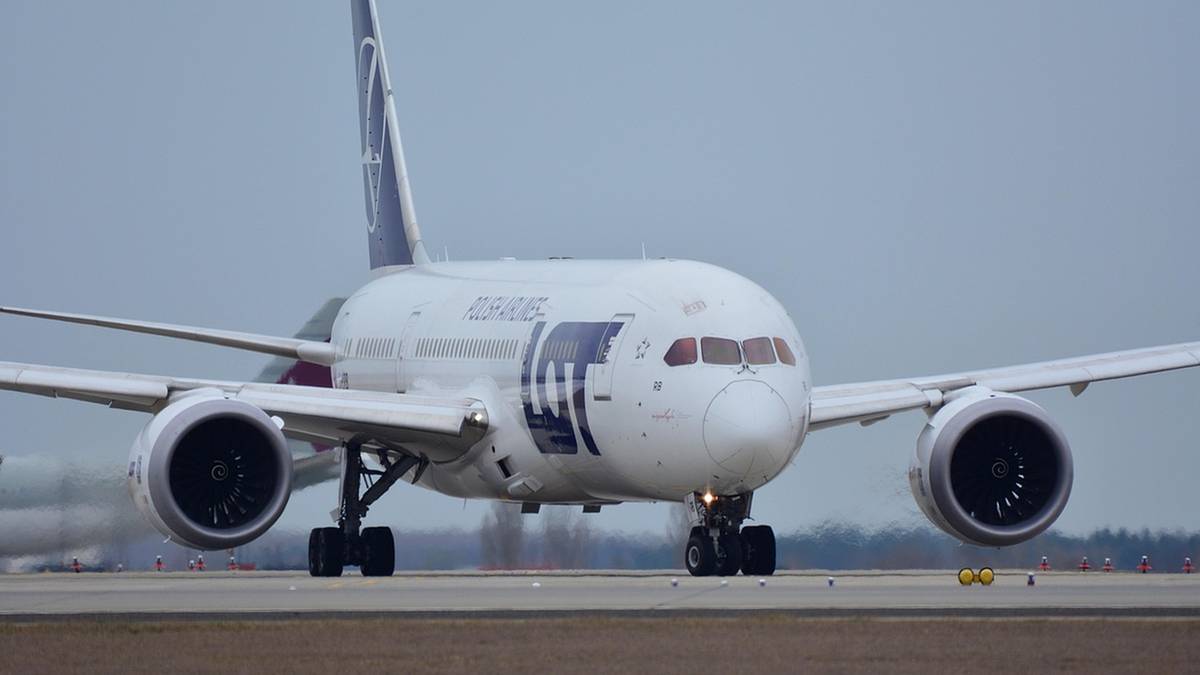 Samolot PLL LOT na pasie startowym.