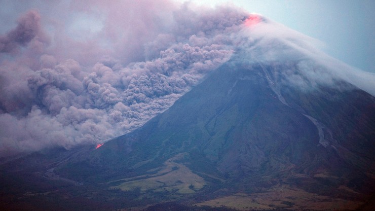 Lawa spływa po zboczach wulkanu Mayon. Ewakuowano już 34 tys. osób