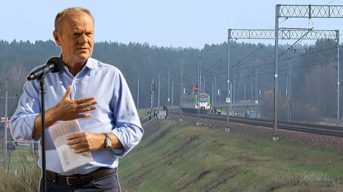 Premier Donald Tusk przemawia, w tle linia kolejowa z pociągiem.