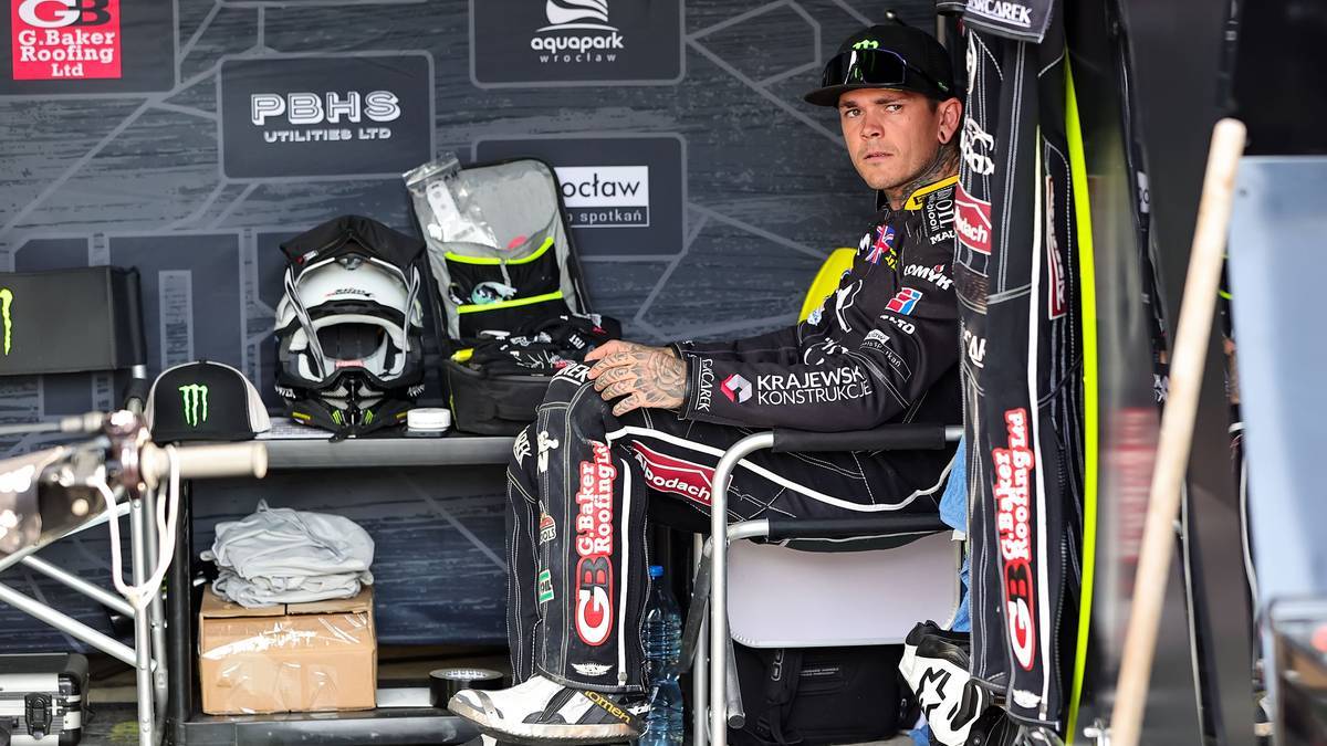 Żużlowiec Tai Woffinden siedzi w fotelu w swoim boksie.