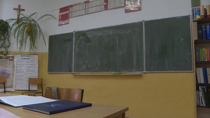 Nauczyciel zatrzymany podczas lekcji. Miał położyć rękę w miejscu intymnym kobiety. Grozi mu 10 lat