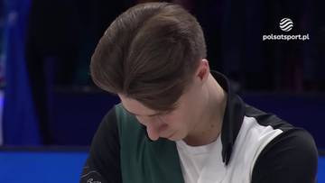 Łyżwiarz Władimir Samojłow podczas występu na mistrzostwach świata, z charakterystyczną fryzurą i fragmentem stroju sportowego.