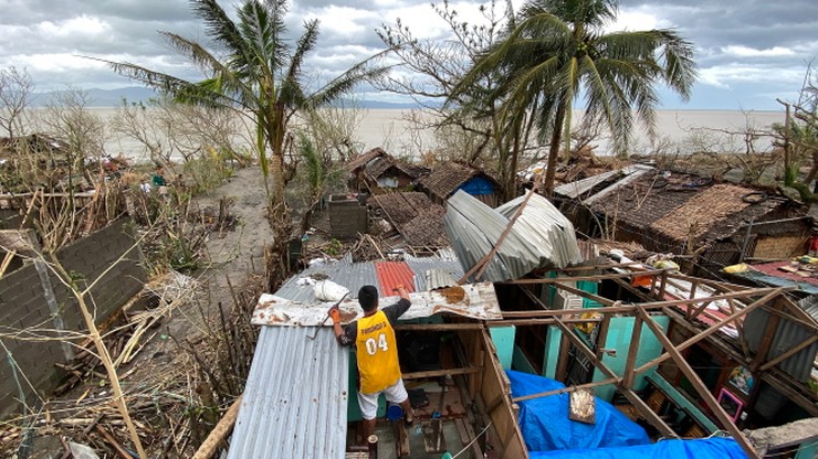 Potężny tajfun uderzył w Filipiny. Porywy wiatru do 310 km/h