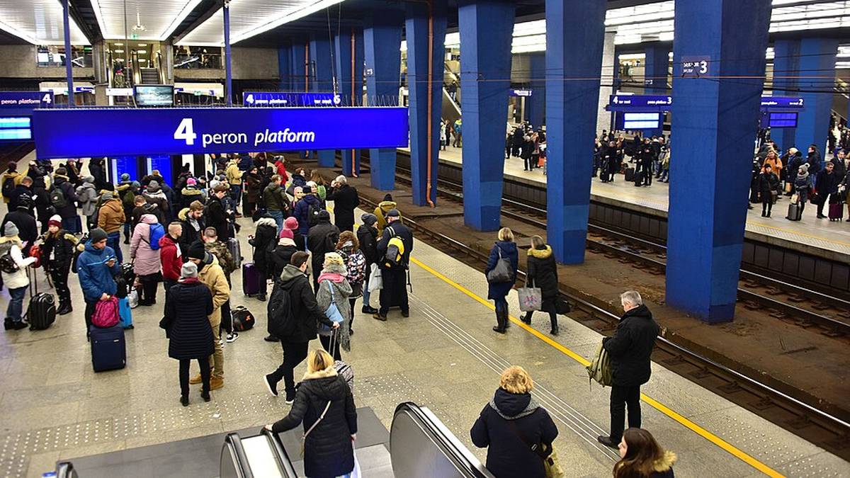 Tragedia na Dworcu Centralnym. Nie żyje jedna osoba, opóźnione pociągi