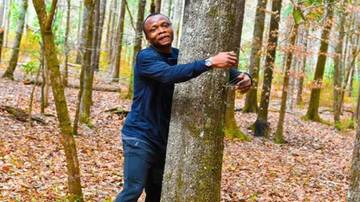 2024-04-27 Aktywista z Ghany przytula drzewa. Ustanowił światowy rekord