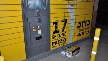 Mazowieckie: 31-latek rzucił krawężnikiem w paczkomat, uszkodził też budynek