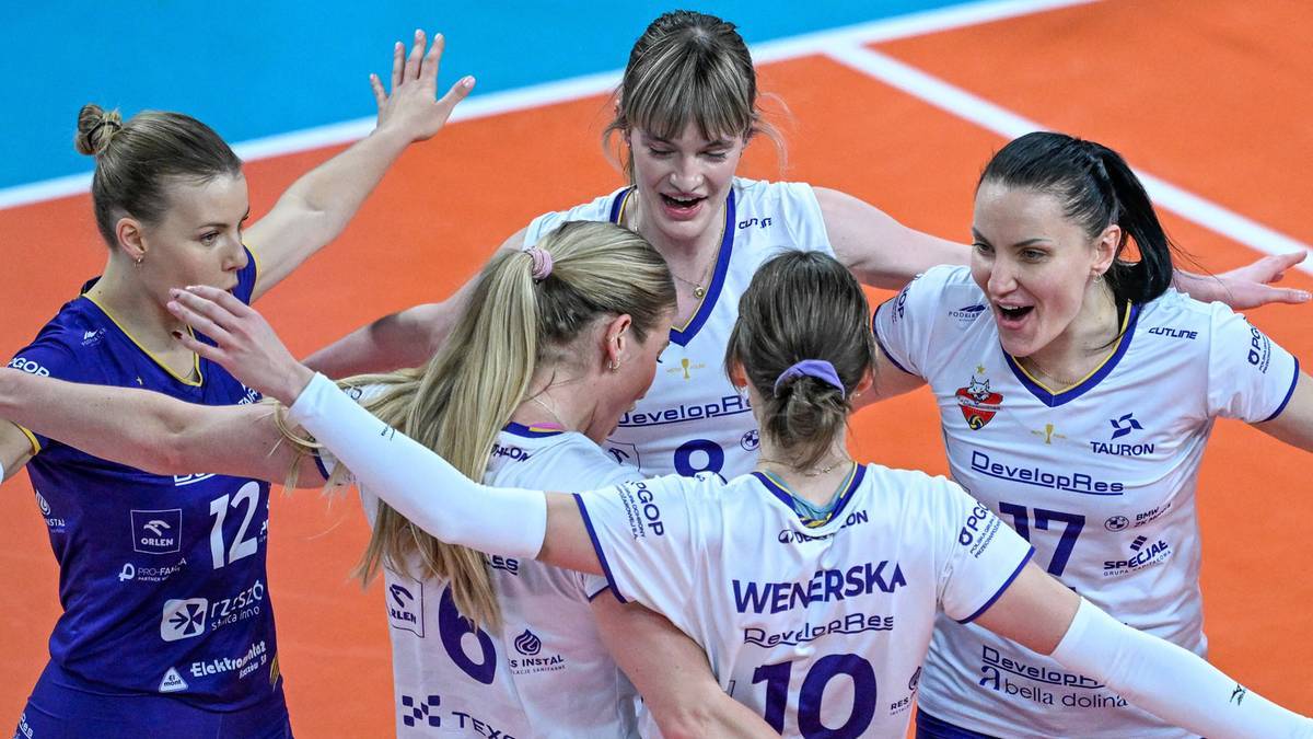 Pięć siatkarek w akcji podczas meczu, otaczających się nawzajem z widocznym zaangażowaniem i emocjami.