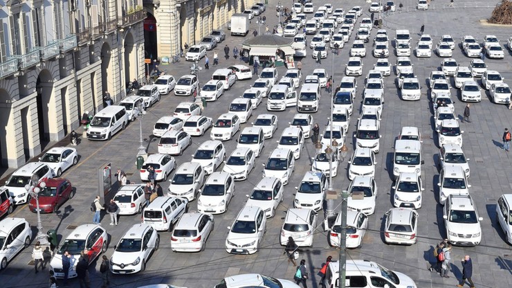 Taksówkarze protestują we Włoszech. Chcą przepisów regulujących działania Ubera