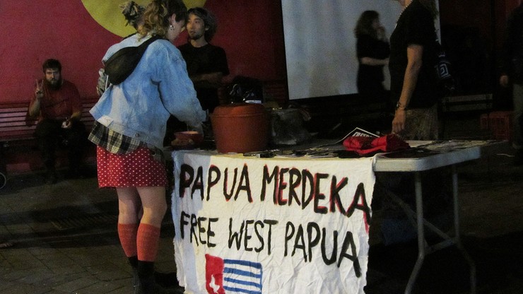 Indonezja. Mieszkańcy Papui Zachodniej uciekają przed falą przemocy. Polski podróżnik w więzieniu