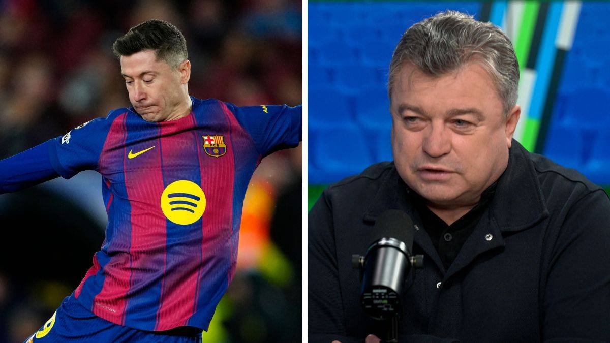 Dwóch mężczyzn. Po lewej stronie Robert Lewandowski w koszulce FC Barcelony. Po prawej stronie mężczyzna siedzi przy mikrofonie.