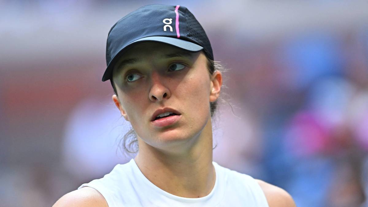 Portret Igi Świątek w czapce i białej koszulce sportowej