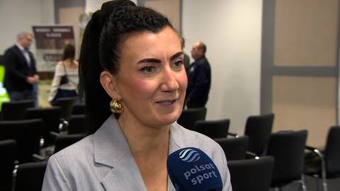 Anna Walas w jasnej marynarce, z włosami upiętymi w kucyk, udziela wywiadu do mikrofonu "Polsat Sport".