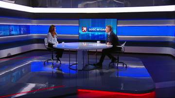 Dwoje ludzi siedzi przy okrągłym stole w studiu telewizyjnym. Na dużym ekranie za nimi wyświetlany jest logotyp programu.