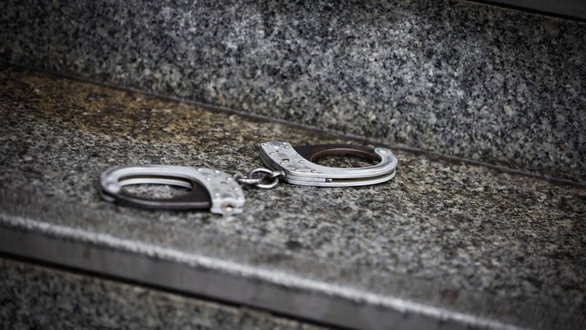 Kajdanki na kamiennym stopniu