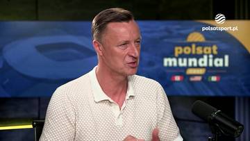 Mężczyzna w jasnej, wzorzystej koszulce z kr&oacute;tkim rękawem, z kr&oacute;tkimi, ciemnymi włosami i lekko zaczerwienioną sk&oacute;rą, patrzy w bok i m&oacute;wi. W tle widoczne jest logo "polsat mundial" i nazwa "polsatsport.pl".