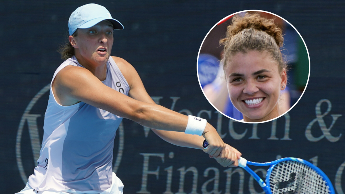 Iga Świątek podczas meczu tenisowego, z profilu, uderzająca rakietą, z prawej strony obrazka w okręgu uśmiechnięta twarz Paolini.