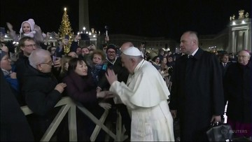 Kobieta przyciągnęła do siebie papieża. Franciszek musiał użyć siły, by się oswobodzić [WIDEO]