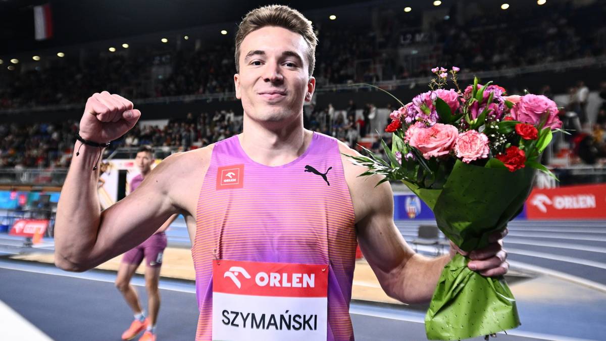 Lekkoatleta trzyma bukiet kwiatów, świętując zwycięstwo na ORLEN Copernicus Cup 2026 w Toruniu.