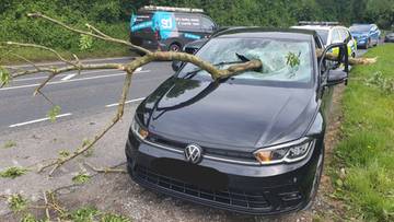 Auto przebite na wylot. Kierowca nie miał szans na reakcję