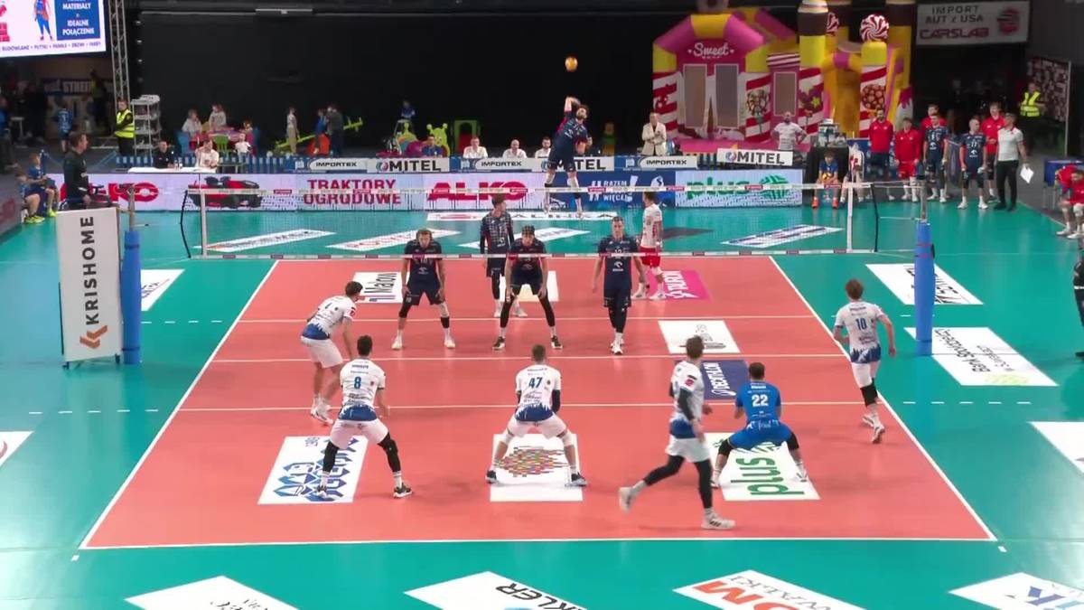 Mecz siatk&oacute;wki pomiędzy drużynami Ślepsk Malow Suwałki a ZAKSA Kędzierzyn-Koźle, widoczni zawodnicy na boisku podczas akcji.