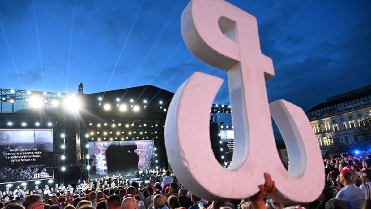 Godzina "W" nie tylko w Warszawie. Polacy oddali cześć Powstańcom w całym kraju